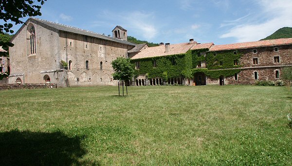 Clotre de l'abbaye de Sylvanes