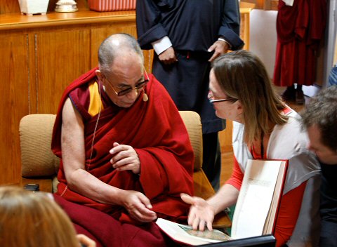 Le Dala Lama dcouvre le Livre Rouge de Jung