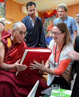 Leslie de Galbert offre le Livre Rouge de Jung au Dalaï Lama