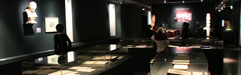Vue générale de l'exposition du Livre Rouge de Jung au musée Guimet