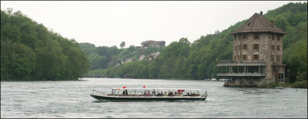 L'embarcation sur le Rhin fait la navette entre les deux rives